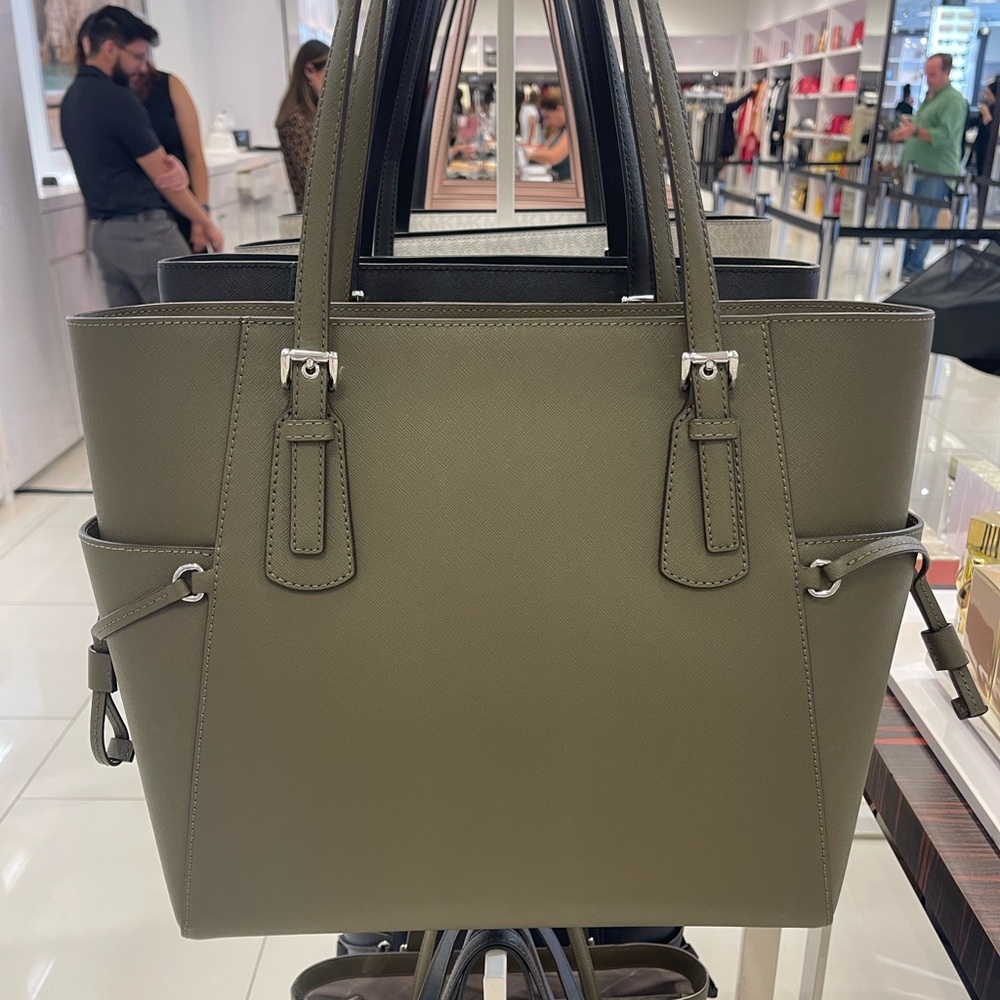 MICHAEL KORS Voyager Large Saffiano Leather EW Tote Shoulder Bag
Olive
NWT - Picture 2 of 16